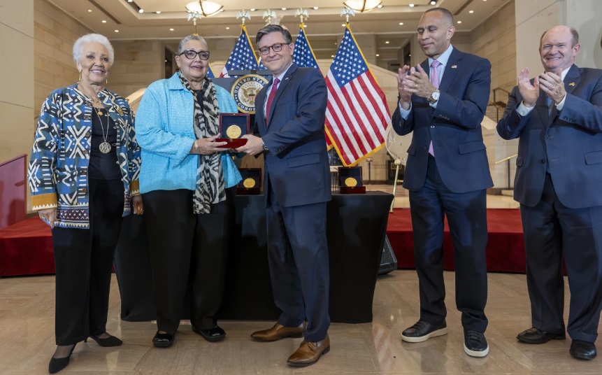 As 'Figuras Ocultas' da corrida espacial recebem a maior honra do Congresso em cerimônia de entrega de medalhas.
